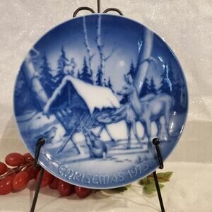Vintage CHRISTMAS 1975 Royale Blue Winter China Collectible Plate